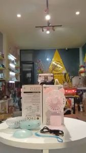 Quạt Cầm Tay Có Đế - Quạt Mini (Tặng Pin + Dây Sạc) Trùm Sỉ Gia Thành