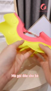 Mũ gội đầu viền silicon cao cấp chống nước vào tai và mặt bé điều chỉnh size cho bé 0 tới 8 tuổi