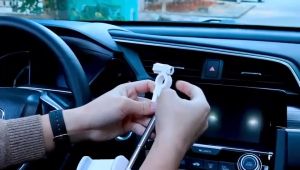 Promo CAR Holder HD33 Car mount kaca spion / kursi mobil penyangga dudukan HP dengan holder U 360 rotasi\\n\\nCAR Holder HD33 adalah dudukan mobil yang dirancang untuk memegang smartphone atau GPS Anda dengan aman saat berkendara. Produk ini cocok dipasang di kaca spion mobil atau kursi mobil.\\n\\n Apa Itu CAR Holder HD33?\\n\\nCAR Holder HD33 adalah dudukan mobil yang dirancang untuk memegang smartphone atau GPS Anda dengan aman saat berkendara. Produk ini cocok dipasang di kaca spion mobil atau kursi mobil.\\n\\n Fitur Utama\\n\\nCAR Holder HD33 memiliki bahan ABS berkualitas tinggi, ramah lingkungan, tahan lama, dan tidak mudah tergores. Desainnya stylish, mudah dipasang, dan praktis.\\n\\n Rotasi 360 Derajat\\n\\nPoros berputar 360 derajat pada CAR Holder HD33 memungkinkan Anda mendapatkan sudut pandang terbaik untuk berkendara yang aman.\\n\\n Cara Menggunakan CAR Holder HD33\\n\\nCAR Holder HD33 mudah digunakan dan dapat disembunyikan dengan dorongan ringan. Sentuhan satu tangan membuat berkendara lebih aman. Ditarik dan dilipat, nyaman untuk menjawab telepon.\\n\\n Memasang CAR Holder HD33 di Kaca Spion Mobil\\n\\nCAR Holder HD33 dapat dipasang di kaca spion mobil dengan mudah dan cepat.\\n\\n Memasang CAR Holder HD33 di Jok Mobil\\n\\nCAR Holder HD33 juga dapat dipasang di jok mobil untuk kenyamanan tambahan saat berkendara.\\n\\n Keuntungan Menggunakan CAR Holder HD33\\n\\nCAR Holder HD33 membantu menjadikan perjalanan Anda lebih aman dan menyenangkan dengan memegang smartphone atau GPS Anda dengan aman saat berkendara.\\n\\n Keamanan Berkendara\\n\\nCAR Holder HD33 memastikan smartphone atau GPS Anda tetap aman di tempatnya saat berkendara, meningkatkan keamanan berkendara.\\n\\n Kenyamanan Berkendara\\n\\nCAR Holder HD33 memudahkan Anda menjawab telepon atau melihat GPS saat berkendara, menjadikan perjalanan Anda lebih nyaman.\\n\\nCAR Holder HD33 adalah solusi sempurna untuk memegang smartphone atau GPS Anda dengan aman saat berkendara. Dengan fitur rotasi 360 derajat dan desain yang mudah dipasang, CAR Holder HD33 adalah aksesoris mobil berkendara yang wajib Anda miliki. Dapatkan sekarang dan rasakan perbedaannya saat berkendara!\n}