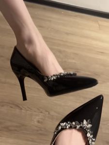 รองเท้าส้นสูงสีดำ ทรงหัวแหลม ดีไซน์เก๋ไก๋ สำหรับผู้หญิง ฤดูใบไม้ผลิและฤดูร้อน รองเท้าแต่งงานแบบสวม ส้นสูง รองเท้าแฟชั่นแบบสวมส้นแบน