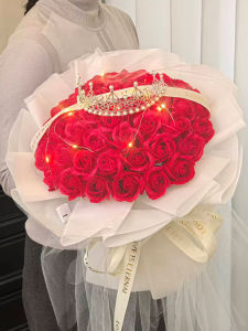 ดอกกุหลาบเทียม ดอกไม้สด ดอกไม้ในมือ ของขวัญวันวาเลนไทน์ วันเกิด ขอแต่งงาน กิจกรรมกลางแจ้ง ดอกไม้สด ดอกไม้สด ดอกไม้สด