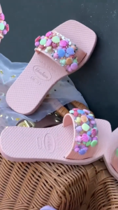 New Fashionable open-toe girls sandals slip-on with non-slip sole comfortable for home wear suitable for outdoor casual wear