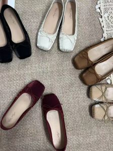 รองเท้าบัลเล่ต์ส้นแบนพื้นนุ่มสไตล์ฝรั่งเศส ทรงหัวเหลี่ยม ด้านในทำจากหนัง PU สำหรับผู้หญิง ฤดูใบไม้ผลิและฤดูใบไม้ร่วง 2024 รองเท้าแฟชั่นใหม่