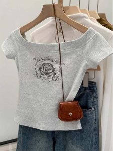 เสื้อยืดแขนสั้นลายดอกกุหลาบสไตล์ย้อนยุคแบบอเมริกันสำหรับผู้หญิงในช่วงฤดูร้อนปี 2025 เสื้อแขนสั้นทรงเข้ารูปเข้ารูปสำหรับสาวฮอต