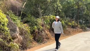 Quạt Đeo Cổ Phong Cách Thể Thao Xoay 360 Độ Màn Hình Led 100 Cấp Độ Gió Xài 3 Đến 8 Tiếng