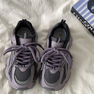 รองเท้าผ้าใบพื้นหนาสไตล์ฮ่องกงสำหรับผู้หญิง ฤดูร้อน 2025 รองเท้าสปอร์ตแบบสวมสบายระบายอากาศได้ดี สไตล์ย้อนยุค ทรงหัวมน พื้นยาง