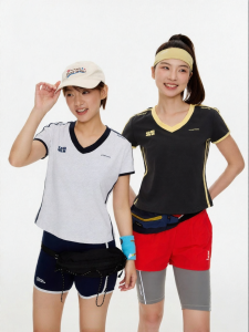 OWOX | Áo Thun Tay Ngắn Form Ôm V-neck Logo Nhỏ Đối Chiếu Phong Cách Thể Thao Mỹ