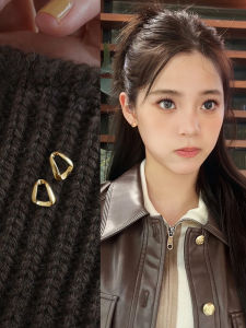 Golden Minimalist Earrings Womens Small Elegant New Korean Style High-End Sensation Hoops Art Student Fashion Jewelry