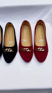 Flat Shoes Wanita Suede Polos Hitam Maroon dengan Aksen Emas Trendi