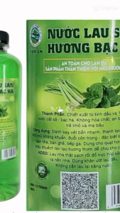 ( COMBO 02 ) Nước lau sàn Hương bạch hà chai nhựa trong suốt màu xanh lá cây nhãn trắng 4 chai trên bề mặt gỗ.