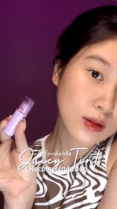 DAZZLE ME Juicy Punch! Lip Tint\\n\\n Apa itu Tinta Bibir Berwarna Cerah?\\n\\nTinta bibir berwarna cerah, seperti DAZZLE ME Juicy Punch Lip Tint, adalah produk kosmetik yang dirancang untuk memberikan warna yang intens dan tahan lama pada bibir Anda. Lip tint ini memiliki tekstur yang ringan dan juicy, membuatnya mudah diaplikasikan dan tidak mengeringkan kulit bibir.\\n\\n Bagaimana Tekstur Juicy Punch Lip Tint?\\n\\nTekstur Juicy Punch Lip Tint sangat ringan dan juicy, sehingga mudah diaplikasikan pada bibir Anda. Tekstur ini memberikan sensasi lembut dan menyegarkan, serta tidak menimbulkan rasa lengket atau berat di bibir Anda. Dengan tekstur ini, Anda dapat merasa percaya diri saat menggunakan lip tint ini selama berjam-jam.\\n\\n Keuntungan Kulit Bibir yang Lembut & Cerah\\n\\nDengan menggunakan DAZZLE ME Juicy Punch Lip Tint, Anda akan mendapatkan manfaat kulit bibir yang lembut dan cerah. Produk ini dirancang untuk memberikan nutrisi dan kelembaban pada bibir Anda, sehingga membuatnya tampak lebih sehat dan cerah. Selain itu, lip tint ini juga dapat membantu mencegah bibir pecah-pecah dan kering.\\n\\n Cara Menggunakan Lip Tint DAZZLE ME\\n\\nBerikut adalah langkah-langkah aplikasi untuk hasil optimal:\\n\\n1. Bersihkan bibir Anda sebelum mengaplikasikan lip tint.\\n2. Gunakan pelembab bibir untuk melembabkan dan melindungi kulit bibir Anda.\\n3. Aplikasikan lip tint dengan menggunakan kuas atau langsung dari tabung.\\n4. Gosok bibir Anda dengan lembut untuk membantu penyerapan lip tint.\\n5. Biarkan lip tint meresap selama beberapa menit sebelum mengaplikasikan lapisan tambahan jika diperlukan.\\n\\n Perawatan Bibir Sebelum & Setelah Penggunaan\\n\\nSebelum mengaplikasikan lip tint, pastikan untuk membersihkan dan melembabkan bibir Anda. Ini akan membantu mempersiapkan kulit bibir Anda untuk menerima warna dan nutrisi dari lip tint. Setelah penggunaan, jangan lupa untuk membersihkan bibir Anda dan menerapkan pelembab bibir untuk menjaga kelembaban dan kesehatan bibir Anda.\\n\\n Manfaat DAZZLE ME Juicy Punch Lip Tint\\n\\nBerikut adalah beberapa manfaat menggunakan DAZZLE ME Juicy Punch Lip Tint:\\n\\n Efek Tahan Lama & Pemeliharaan Bibir\\n\\nLip tint ini memiliki efek tahan lama, sehingga warnanya akan tetap bertahan selama berjam-jam tanpa perlu diaplikasikan ulang. Selain itu, lip tint ini juga dirancang untuk menjaga kelembaban dan kesehatan bibir Anda, sehingga membuatnya tampak lebih sehat dan cerah.\\n\\n Pilihan Warna yang Beragam & Sesuai untuk Setiap Acara\\n\\nDAZZLE ME Juicy Punch Lip Tint menawarkan berbagai pilihan warna yang dapat disesuaikan dengan acara atau suasana hati Anda. Mulai dari warna-warna soft seperti pink muda hingga warna-warna bold seperti merah marun, Anda dapat memilih warna yang paling sesuai dengan gaya dan kepribadian Anda.\\n\\nDengan DAZZLE ME Juicy Punch Lip Tint, Anda dapat merasa percaya diri dan cantik di mana pun Anda berada. Jadi, jangan ragu untuk mencoba lip tint ini dan temukan warna yang paling sesuai dengan Anda!\"