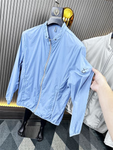 เสื้อแจ็คเก็ตฤดูร้อนผู้ชายบางเฉียบพร้อมคอตั้งป้องกันรังสียูวีผ้าโพลีเอสเตอร์แขนยาวด้านข้าง Slit Pocket Outwear