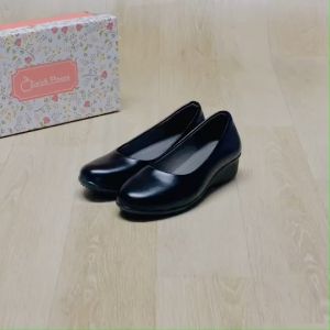 [🥇ของแท้100%🚛ส่งด่วน👠ส้น 1.5 นิ้ว] Enrich Piners รองเท้านักศึกษา รองเท้าคัทชู รองเท้าหนังหุ้มส้น รุ่น P712-2 สวย นุ่มเบา สบายเท้า