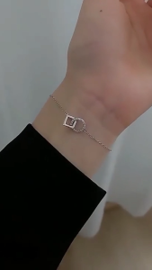 iDEAL✨ สร้อยข้อมือเงิน Interlocking สร้อยข้อมือเพชร กำไลเงิน กำไลเพชร ข้อมือเงิน สร้อยข้อมือเงินแท้  สร้อยข้อมือแฟชั่น กำไลข้อมือเงินแท้ สร้อยข้อมือผู้หญิง