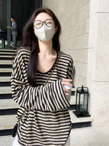 เสื้อยืดแขนยาวบางป้องกันแสงแดดลายทางสำหรับผู้หญิงในช่วงฤดูร้อนปี 2024 เสื้อคลุมหลวมๆ สไตล์อเมริกันคอวี