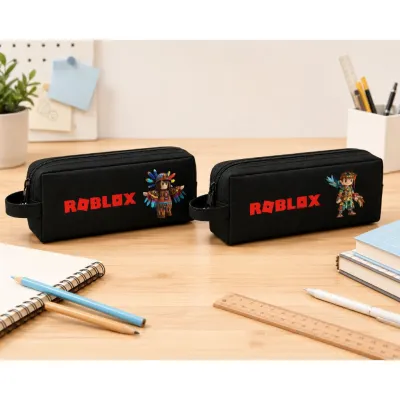 Tempat Pensil Anak Sekolah Roblox dengan Karakter Berwarna-warni dan Logo Merah di Depan.
