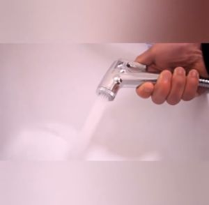 VÒI XỊT VỆ SINH KÈM DÂY CẤP NƯỚC & ĐẾ CÀI