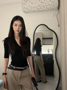V-neck Tailored Waist T-shirt