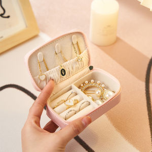 กล่องเก็บเครื่องประดับขนาดเล็กพกพาสะดวกสำหรับการเดินทาง 2024 ต่างหู แหวน เครื่องประดับ อุปกรณ์เก็บรักษาอเนกประสงค์