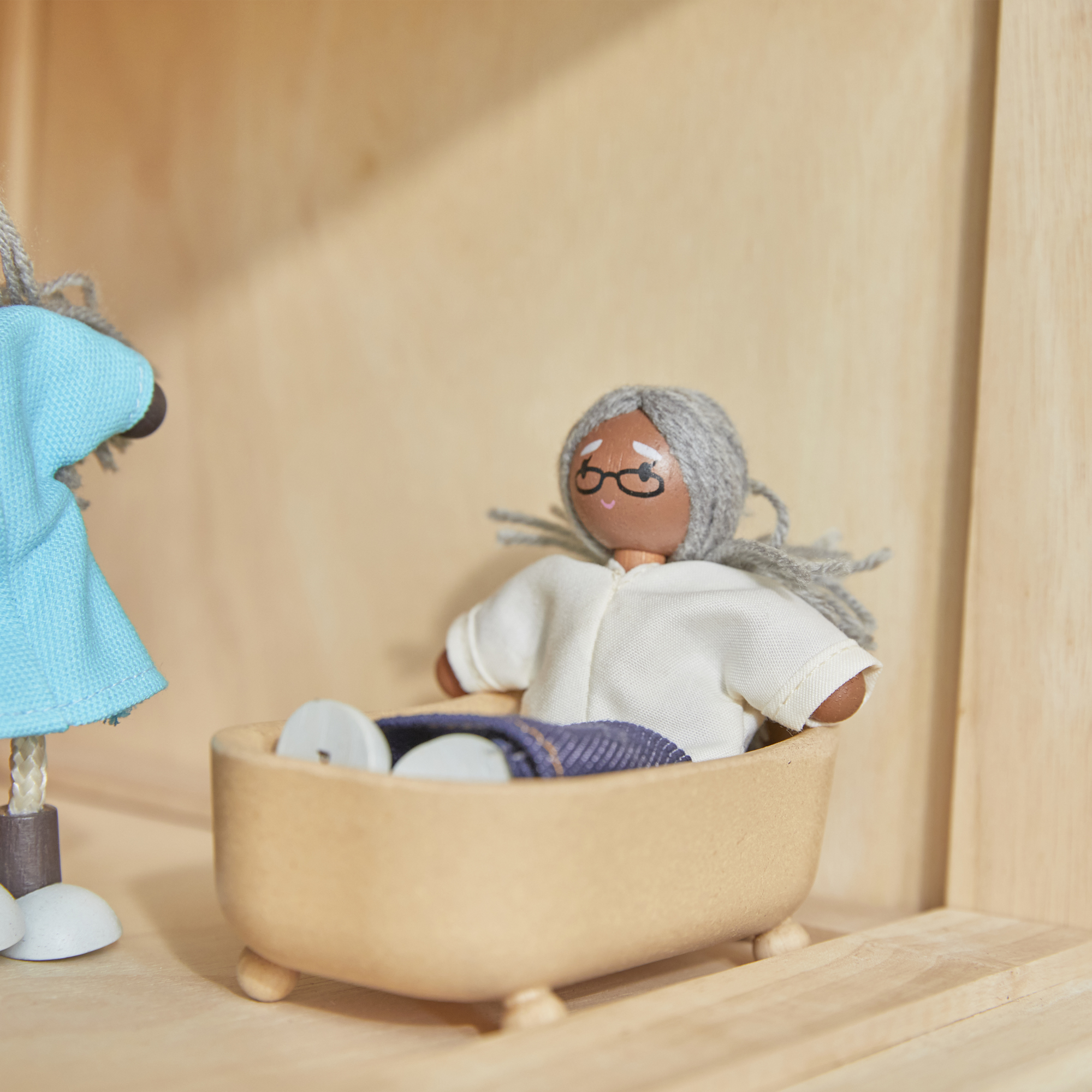 ของเล่นไม้  Grandmother Dollhouse Figure - Medium Skin Tone ตุ๊กตาคุณย่าคุณยาย-ผิวสองสี เสริมพัฒนาการ สำหรับเด็กอายุ 3 ปี ขึ้นไป