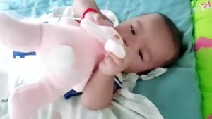 ตุ๊กตาสวมขวดนม ฝึกจับขวดนม พัฒนากล้ามเนื้อ ที่มีความสามารถในการเสริมของเด็ก