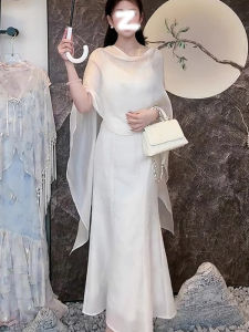 เสื้อคลุมกันแดดผ้าชีฟองสีขาวไม่สมมาตรสำหรับผู้หญิงในฤดูร้อน เสื้อคลุมกันหนาวแบบเปิดไหล่บางๆ ใส่กับกระโปรง ทรงหลวม สไตล์ทำงาน