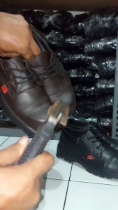 Kickers - Sepatu Boots Pria / Sepatu Safety Kulit Bertali Semata Kaki warna Hitam Coklat Sepatu Kerja Proyek Lapangan Formal Boots Pendek Sepatu Semi Boots Pria Sepatu Boot