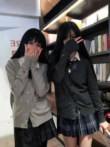 เสื้อคาร์ดิแกนถักสีเทาเข้มหลวมๆ พร้อมเสื้อสเวตเตอร์ปักลาย แจ็คเก็ตสีเทาเข้ม แจ็คเก็ตสเวตเตอร์สไตล์ญี่ปุ่น สไตล์นักศึกษา ฤดูใบไม้ร่วง 2024