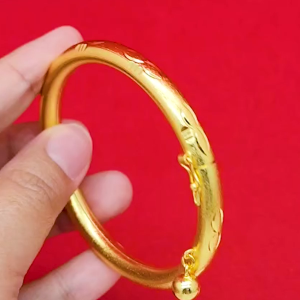 กำไลคลิปล็อค กำไลทองตัดลายห้อยกระพรวน เส้นผ่านศูนย์กลาง 5.5 ซม. ทองชุบ ดีไซน์สวย แฟชั่น ทันสมัย ดูดี