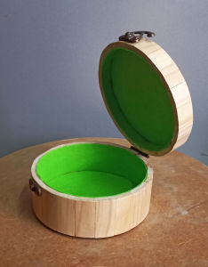 Hộp gỗ tròn lớn đựng đồ linh tinh trên bàn làm việc 13cm x 7cm.