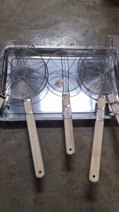 กระชอนสแตนเลส ด้ามไม้ 20/22/24/26/28/30/32/34ซม.(8ขนาด) กระชอนอเนกประสงค์ สแตนเลสแท้อย่างดี พร้อมส่งในไทย