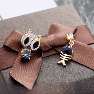 Cute Cat Fish Asymmetric Stud Earrings Delicate Super Shining Crystal Personalized Earrings Temperament Wild Design Earrings