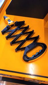 Tolsen Heavy Duty Folding Hand Riveter (10-32") Industrial Series 43100