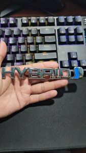 Chữ nổi Hybrid được dán phía sau và bên hông các loại xe lai Hybrid