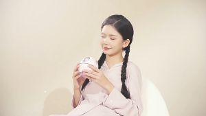 New Spaceman Humidifier Moisturizing Household Large Fog Volume USB Sprayer Mini Ultrasonic Capsule Atomizing Humidifier with 7 Colors LED Lights Flash for Bedroom Nightstand Baby Kids Nursery Car Office Room Bedroometc. （White&Pink)）
