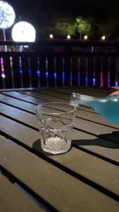 Whiskey Smoker Kit with 4 Natural Wood Chips Anti-Burn Cocktail Smoker Set with Reusable Ice Cubes Birthday Bourbon Gift for Men
