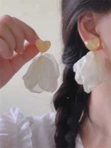 Zoozmini สไตล์ฝรั่งเศสต่างหูดอกไม้สีเหลืองแปลกใหม่พิเศษสําหรับผู้หญิงโลหะผสมชุบเงินและทองเหมาะสําหรับวันหยุดและคนรักแฟชั่น