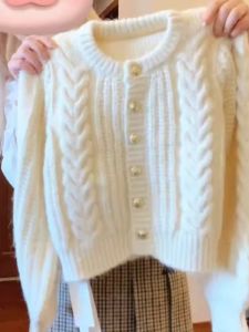 เสื้อคาร์ดิแกนถักหนาสำหรับผู้หญิง ฤดูใบไม้ร่วง/ฤดูหนาว สไตล์ใหม่ 2024 เสื้อแจ็คเก็ตสั้นสีขาว ทรงหลวม แขนยาว ปกกลม