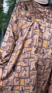 HELENA DRESS ARMANI SILK KEKINIAN OOTD\\n\\n Apa Itu Gaya Modern & Elegan?\\n\\nGaya modern dan elegan merupakan paduan antara penampilan yang fashionable dengan sentuhan kesan mewah dan berkelas. Seorang wanita yang mengikuti tren fashion terkini tetapi tetap mempertahankan penampilan yang anggun dan elegan bisa dikatakan telah mencapai gaya modern dan elegan. Salah satu cara untuk mendapatkan penampilan ini adalah dengan memilih pakaian yang tepat, seperti dress Armani kekinian.\\n\\n Mengenal Desain Fashionable Wanita\\n\\nDesain fashionable wanita biasanya memiliki beberapa karakteristik seperti warna-warna cerah, motif yang menarik, dan potongan yang modern. Desain ini biasanya menekankan pada bentuk tubuh wanita dan memberikan sentuhan feminin. Salah satu contoh desain fashionable wanita adalah dress Armani kekinian, yang memiliki potongan yang anggun dan modern.\\n\\n Menciptakan Penampilan OOTD Casual Chic\\n\\nOOTD (Outfit Of The Day) casual chic adalah gaya penampilan yang santai namun tetap terlihat chic dan stylish. Salah satu cara untuk mencapai penampilan ini adalah dengan memadukan dress Armani kekinian dengan aksesoris yang tepat. Anda bisa memilih sepatu sneakers atau sandal flat untuk menambah kesan santai, namun tetap chic dengan tambahan aksesori seperti kalung atau gelang.\\n\\n Bagaimana Cara Memilih Bahan Silk Premium?\\n\\nSilk premium adalah bahan yang sangat halus dan ringan, yang membuatnya menjadi pilihan yang tepat untuk dress Armani kekinian. Silk premium juga memiliki sifat yang lembut dan nyaman dipakai, sehingga membuat penampilan Anda terlihat anggun dan mewah.\\n\\n Kelebihan Bahan Silk Premium\\n\\nBahan silk premium memiliki beberapa kelebihan, seperti:\\n\\n- Halus dan ringan\\n- Lembut dan nyaman dipakai\\n- Tahan lama dan tidak mudah rusak\\n- Membuat penampilan Anda terlihat anggun dan mewah\\n\\n Cara Merawat Baju Dengan Bahan Silk Premium\\n\\nAgar baju dengan bahan silk premium tetap awet dan terlihat bagus, ada beberapa cara merawatnya:\\n\\n- Jangan mencuci baju silk premium dengan mesin cuci\\n- Gunakan deterjen khusus untuk bahan silk\\n- Jangan menjemur baju silk premium di bawah sinar matahari langsung\\n- Lipat atau gantung baju silk premium dengan hati-hati\\n\\n Tips Mengenakan Dress Armani Kekinian\\n\\nMengenakan dress Armani kekinian bisa menjadi tantangan tersendiri bagi sebagian orang. Namun, dengan beberapa tips berikut ini, Anda bisa mengenakannya dengan mudah dan terlihat anggun:\\n\\n Cara Mencocokkan Dress Armani Dengan Aksesoris\\n\\nUntuk mendapatkan penampilan yang sempurna, Anda perlu memilih aksesoris yang tepat untuk dress Armani kekinian Anda. Anda bisa memilih aksesoris seperti kalung, gelang, atau anting yang sesuai dengan warna dan desain dress Anda.\\n\\n Menggunakan Dress Armani Untuk Berbagai Acara\\n\\nDress Armani kekinian bisa digunakan untuk berbagai acara, mulai dari acara santai hingga acara formal. Anda bisa mengenakannya untuk acara santai dengan memadukannya dengan sepatu sneakers atau sandal flat, dan untuk acara formal dengan memadukannya dengan sepatu hak tinggi atau heels.\\n\\nDengan mengikuti tips-tips di atas, Anda bisa mendapatkan penampilan yang sempurna dengan dress Armani kekinian Anda.\n}