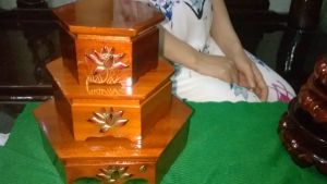 [HCM]Đôn gỗ lục giác đặt tượng thờ khắc hoa sen nổi-Nhiều cỡ