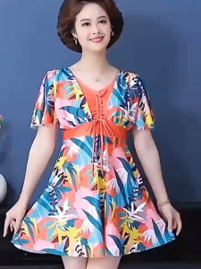 Đồ bơi nữ trung niên liền thân dáng váy cho các mẹ các bà tay ngắn cổ tim hoạ tiết hoa