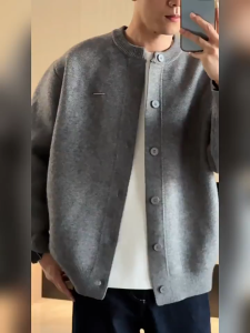 เสื้อแจ็คเก็ตคาร์ดิแกนถักคอปกเบสบอลสำหรับผู้ชาย - ลายทางและหลวม สไตล์สลูชชี่