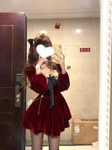 ชุดเดรสสีแดงกำมะหยี่หรูหราสำหรับผู้หญิงในฤดูใบไม้ร่วงและฤดูหนาว ชุดเดรสทรงเอเอวสูงสไตล์เจ้าหญิงสำหรับผู้หญิงส่วนตัว