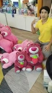 Gấu Bông Lotso Huggin Bear Lông Xù Tai Dâu Nằm Ngủ Cao Cấp Nhập Khẩu Trùm Sỉ Gia Thành