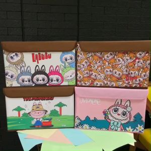 เคล็ดลับจัดเอกสารโต๊ะทำงาน กล่องเอนกประสงค์ Labubu ไซส์ใหญ่ ใช้สำหรับใส่ของจัดบ้าน จัดเอกสารโต๊ะทำงาน หรือ ใช้งานบนรถ สามารถพับเก็บได้  รุ่นนี้มีฝาปิดพร้อมหูหิ้ว ขนาด 38*25*25 cm