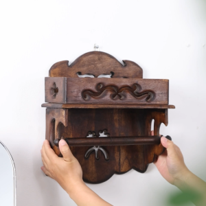 ที่แขวนทิชชูห้องน้ํา ที่ใส่ทิชชูไม้สักติดผนัง ที่แขวนทิชชูลายไทย พร้อมที่วางของ พร้อมช่องวางมือถือ