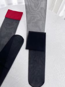 ถุงน่องเหนือเข่า ถุงน่องแบบบางเฉียบ ป้องกันการเย็บเป็นตะเข็บ สีดำขอบแดงสำหรับผู้หญิง