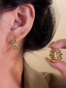 YIDAO🌸 ต่างหูจีบหยักไม่สม่ำเสมอสำหรับผู้หญิงตุ้มหูโลหะย้อนยุคอินเทรนด์เครื่องประดับแฟชั่นอาวุโสอารมณ์เรียบง่าย coral earrings ต่างหูห่วง