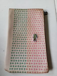 Dompet wanita preloved branded kondisi masih bagus sudut aman furing bersih resleting berfungsi tetapi kepala zipper nya sdh tdk ada size 20x12 utk detail nya mohon chat dahulu