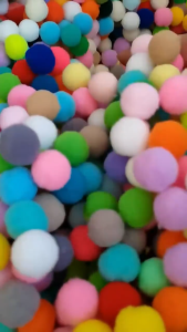 ปอมปอม เนื้อกำมะหยี่ ขนาด 1cm-3cm ปอมปอมคละสี  สำหรับงาน DIY จัดส่งจากประเทศไทย